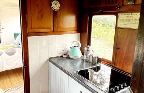 Cadgwith Cabin | Romantic Vintage Carriage in 2 acres!❤️Idyllic location, 5 min walk beach & pub!