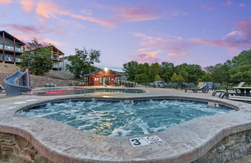 Indian Point Condo | Romantic Walk-in Suite with a Lake View Near SDC