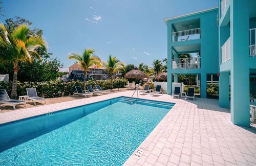 Long Key Hotel | Romantic Waterfront King: Balcony, Private Porch, Pool, Paddleboards & Beach!
