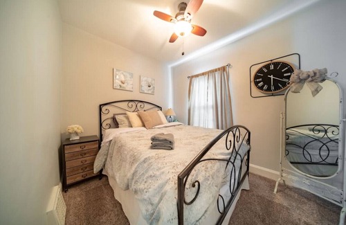 Barberton House | Romantic West Side Cottage, Barberton / Akron