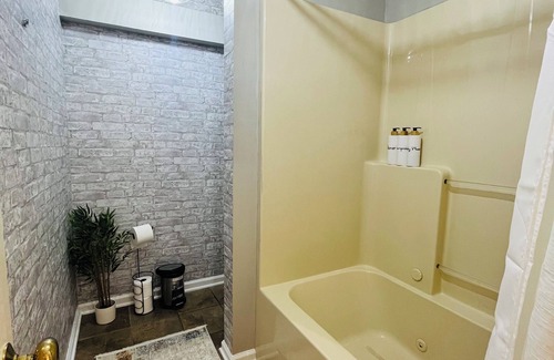 Tupelo Condo | ~RomanticRoomForCouple~Gated Condo'NHeartOfTupelo3guests