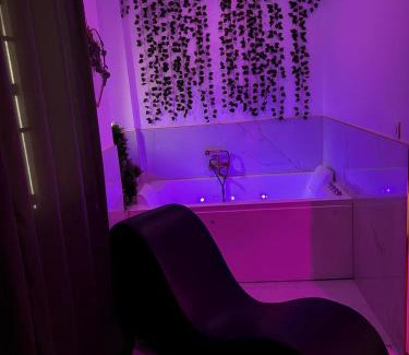 Quartier Hyper-Centre Apartment | Romantique Room balneo