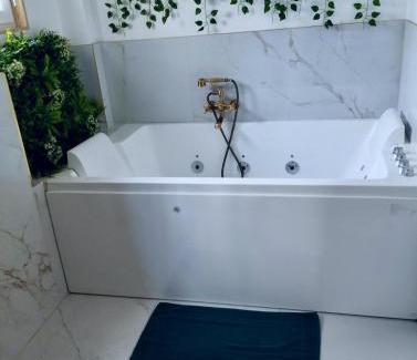 Quartier Hyper-Centre Apartment | Romantique Room balneo