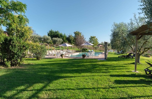 Castiglione del Lago Apartment | Romantisch Appartement met Eigen Terras met Zicht op de Tuin met Zwembad!