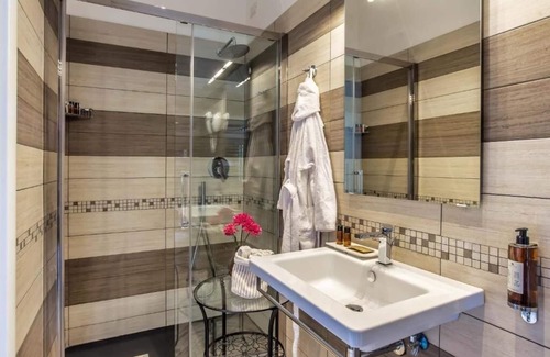 San Giovanni Apartment | Rome Central Rooms: Double/Twin Room with Single Beds