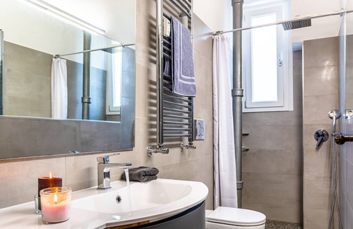 Testaccio Apartment | Rome - Lovely Testaccio 2 bedroom 1 bath - top floor - close to everything!