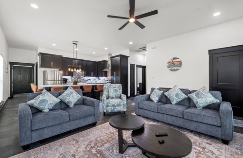 Somerville House | Roo's Hideaway, New Luxury 3BR/2BA Close to Round Top, Lake Somerville & A&M!