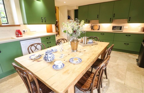 Burford Cottage | ROOD COTTAGE, pet friendly, character holiday cottage in Burford