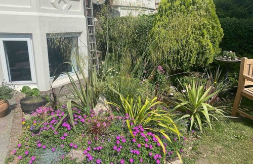 Southsea Apartment | Roof Terrace Beach at end of road, Private Parking