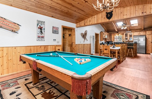 The Village Cabin | Roof top hot tub, Village and Marina walk. Billiards, darts, fireplace, hot tub.