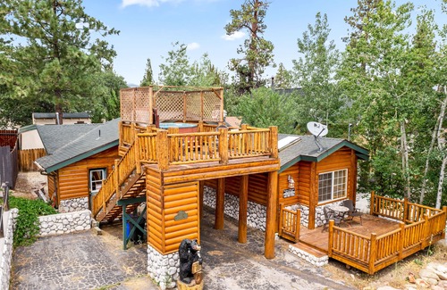 The Village Cabin | Roof top hot tub, Village and Marina walk. Billiards, darts, fireplace, hot tub.