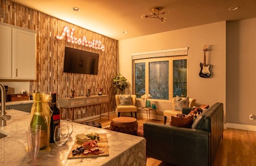 Haynes Area Apartment | Rooftop Bliss | Karaoke & Games | Near Broadway