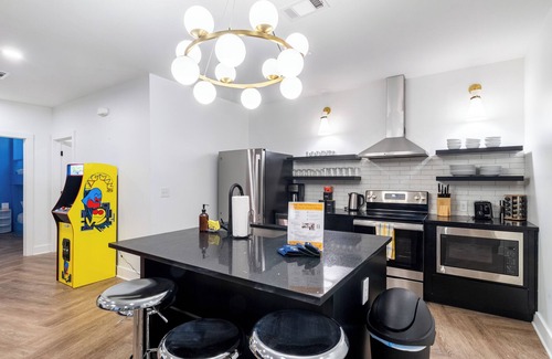 Historic Edgefield Apartment | Rooftop, Close to DT | Carter 4BR Suite w/Balcony