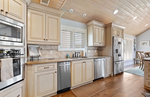 Beaufort House | Rooftop Deck w/360 views just across from beach access
