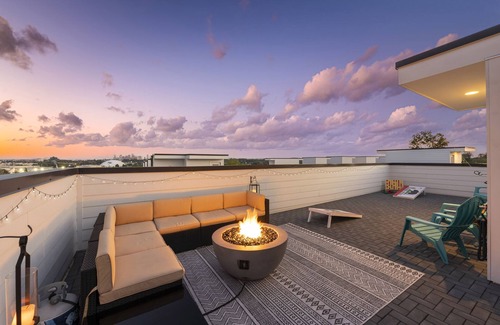 Haynes Area House | Rooftop Deck w/View - Comfy Beds - Firepit & BBQ - Pets OK