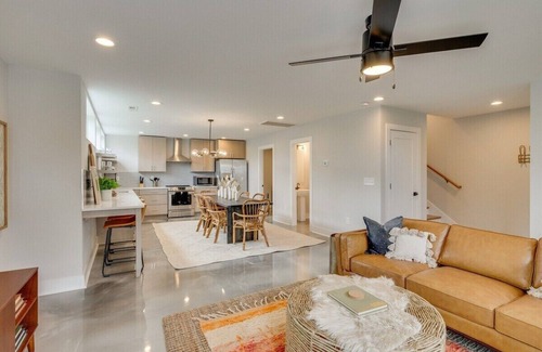 East Nashville House | Rooftop Fire Pit & Cocktail Bar ~ Skyline Views!