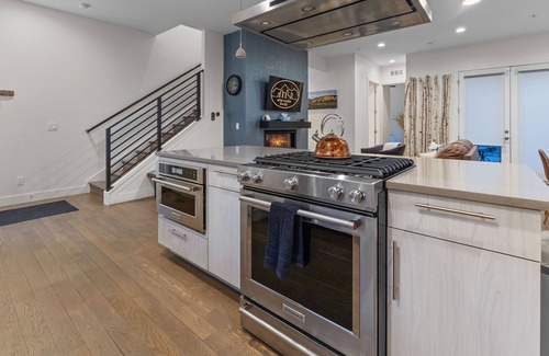 Golden House | Rooftop Hot tub! Family Friendly! Mountain Views!