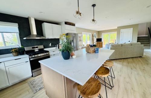 Linn Valley House | Rooftop Hot Tub Lake Getaway, Golf Cart & Fire Pit