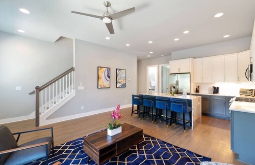 Haynes Area House | Rooftop Patio! Fire Pit, TV, Mural + Skyline View!