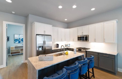 Haynes Area House | Rooftop Patio! Fire Pit, TV, Mural + Skyline View!