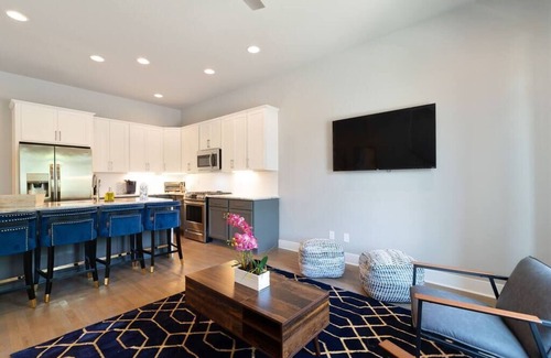 Haynes Area House | Rooftop Patio! Fire Pit, TV, Mural + Skyline View!