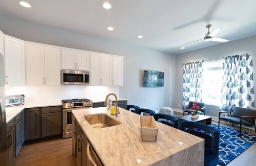 Haynes Area House | Rooftop Patio! Fire Pit, TV, Mural + Skyline View!