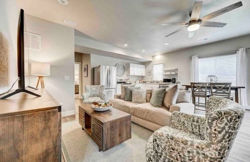 Monument House | Rooftop Patio, Hot Tub, EV charging, Mtn views, close to AFA!