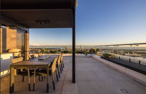 Eastgardens Apartment | Rooftop Penthouse - panoramic views of a golf course, city skyline & Botany Bay