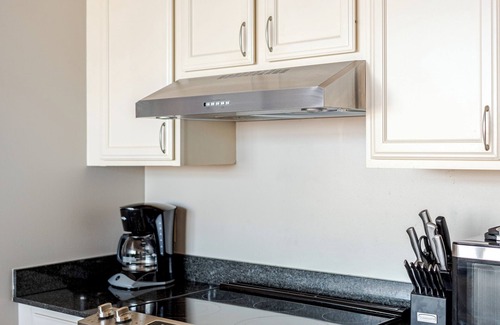 Central Business District Condo | Rooftop Penthouse & Patio w/Spectacular City Views and Secure Onsite Parking