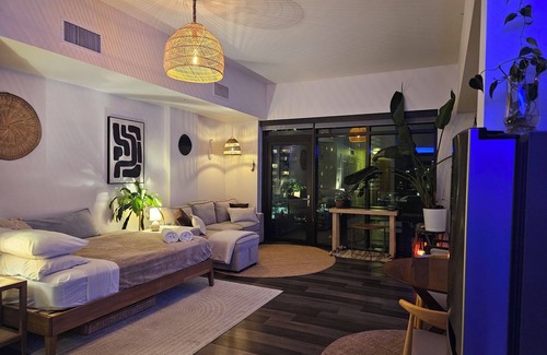 Cherry Creek Apartment | Rooftop Pool open all year round, Hot Tub and breathtaking Mountain View’s