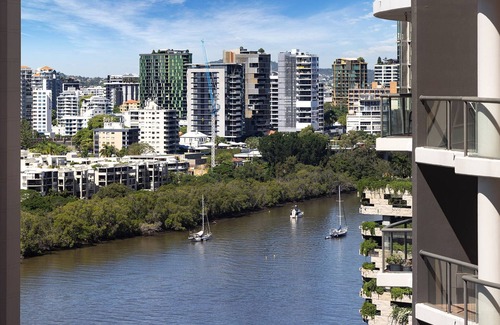 Brisbane Central Business District Apartment | Rooftop Pool|Stunning Apartment on Queen Street