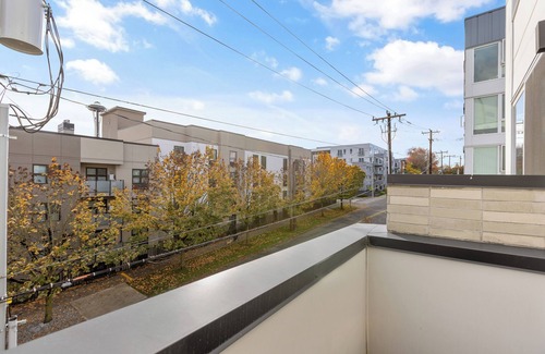 Lower Queen Anne House | Rooftop Space Needle Views - Seattle Townhome