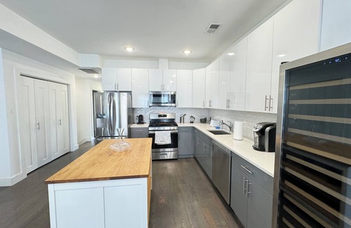 Jersey City Apartment | ROOFTOP VIEWS OF NYC+FREE Parking+Washer&Dryer