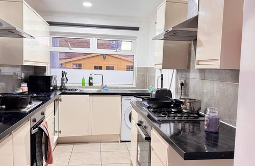 Redbridge House | Room 1: A Bright and Spacious Double Bed With En-Suite, Ilford, London, UK