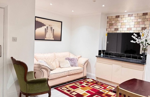 Redbridge House | Room 1: A Bright and Spacious Double Bed With En-Suite, Ilford, London, UK