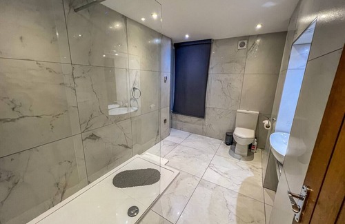 Boston Apartment | Room 1 Executive Quad Private Bathroom With Street View