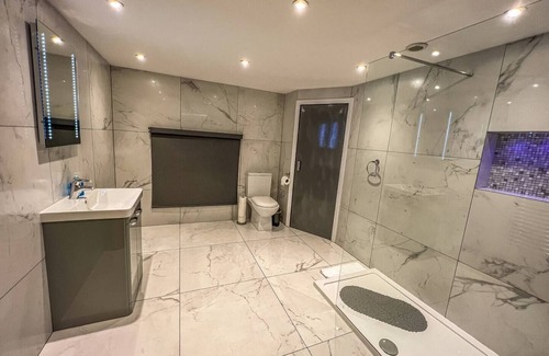 Boston Apartment | Room 1 Executive Quad Private Bathroom With Street View