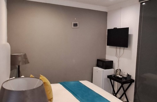 Maseru Bed & Breakfast | Room 1 : Sleeps 3 with Private Bathroom