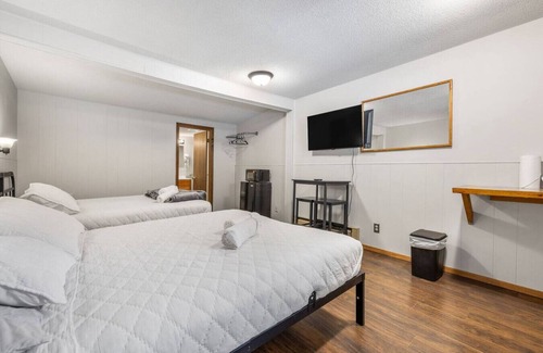 Deadwood Hotel | Room 16 – Classic Comfort