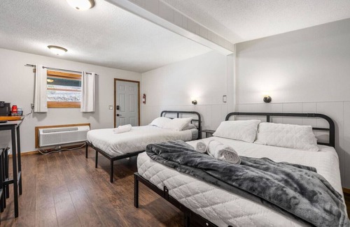 Deadwood Hotel | Room 16 – Classic Comfort