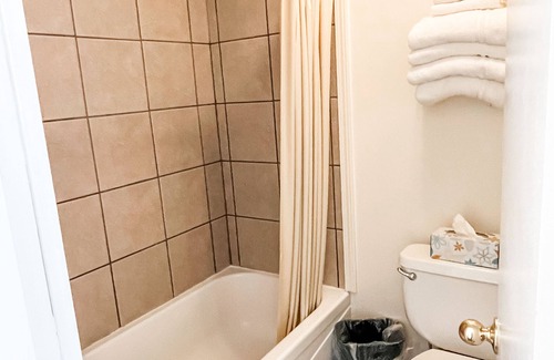 Whitehall Apartment | Room #17