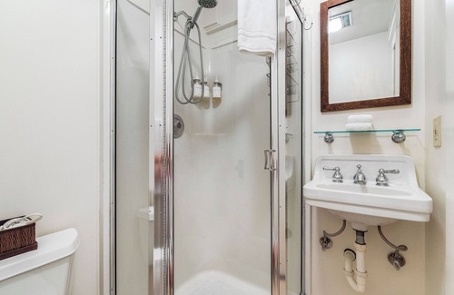 Broadway House | Room 205 - Unique Accommodations in Seattle's Capitol Hill