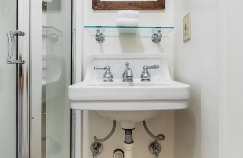 Broadway House | Room 205 - Unique Accommodations in Seattle's Capitol Hill