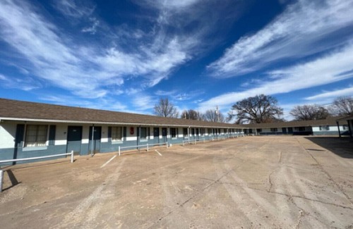 Harper Hotel | Room 21 - Triple Queen - Sleeps 6 - Harper Motel