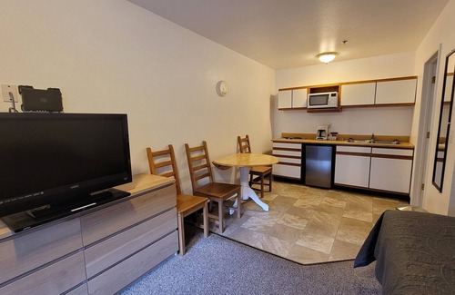 Kernville Cabin | Room 22 Double Queen Studio with Kitchenette