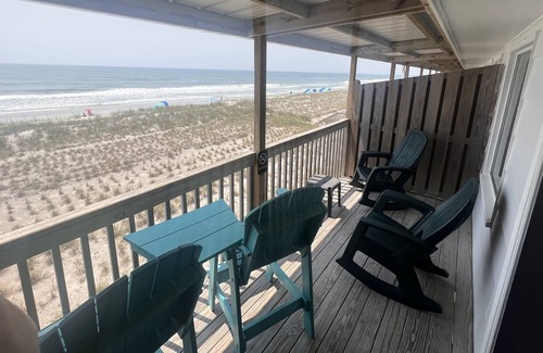 Topsail Beach Hotel | Room #304 Mini Efficiency 2 Double Beds Pets Yes