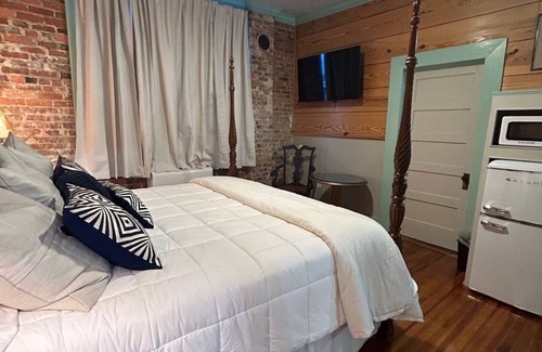 Carthage Hotel | Room 4 (sleeps 2) at Chipley's Squareview Inn