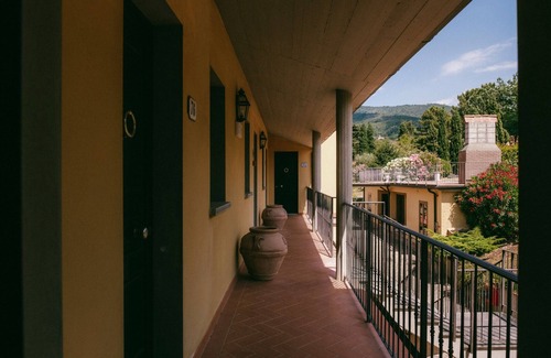 San Donato in Fronzano Apartment | Room '55 H Fattoria Degli Usignoli' with Shared Pool, Wi-Fi and Air Conditioning
