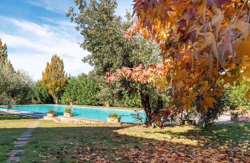 San Donato in Fronzano Apartment | Room '73 H Fattoria Degli Usignoli Tripla' with Shared Pool, Wi-Fi and Air Conditioning