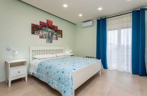 Misterbianco Bed & Breakfast | Room 'Arancio' with Mountain View, Wi-Fi and Air Conditioning